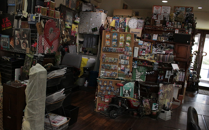 店内のカウンターとシャンプー台